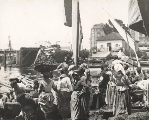 Pablo Isidro Duomarco. Pescadoras en el muelle o machina de la Monja (dársena de la Ribera; rellenada posteriormente y donde se sitúan actualmente los Jardines de Pereda), ca. 1885, Colección Víctor del Campo Cruz, Centro de Documentación de la Imagen de Santander, CDIS, Ayuntamiento de Santander.