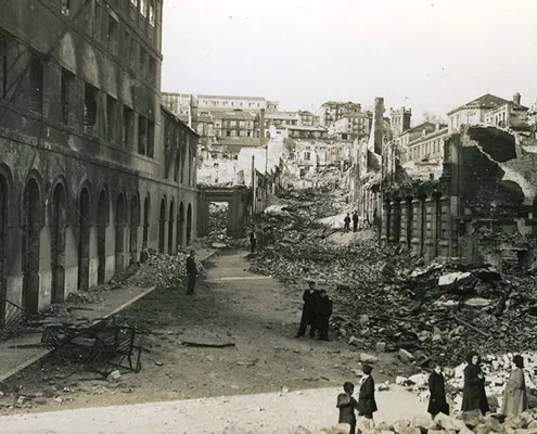 Una calle de Santander en ruinas después del incendio de Santander